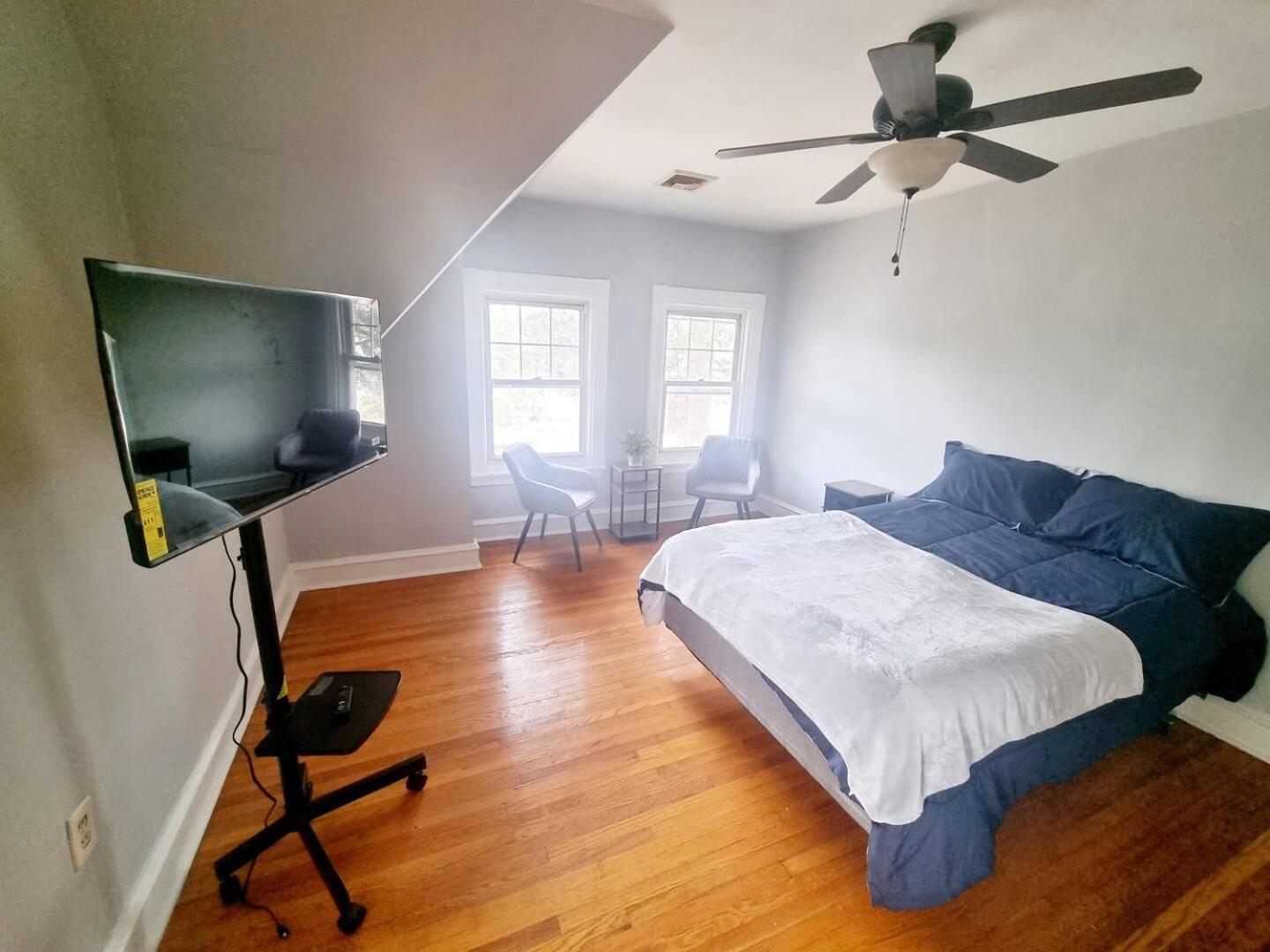 Cozy On Montgomery Ave Apartment *