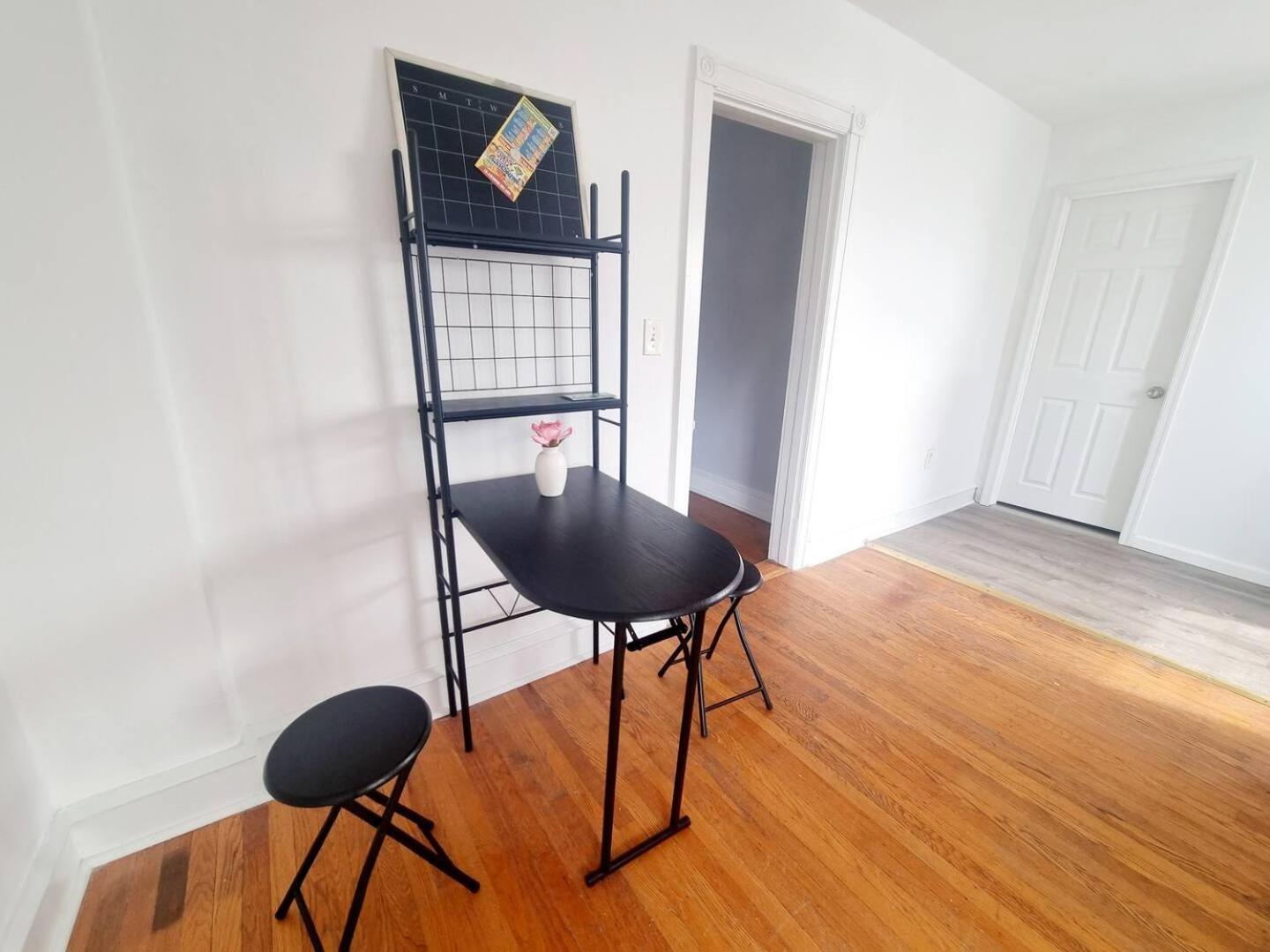 Apartment Cozy On Montgomery Ave *